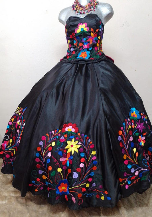 ALAYA 15-year-old dress, handmade in Guerrero